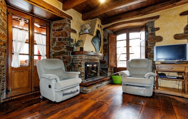 8 bedroom Business for sale in Navia de Suarna - € 299,000 (Ref: 8449590)