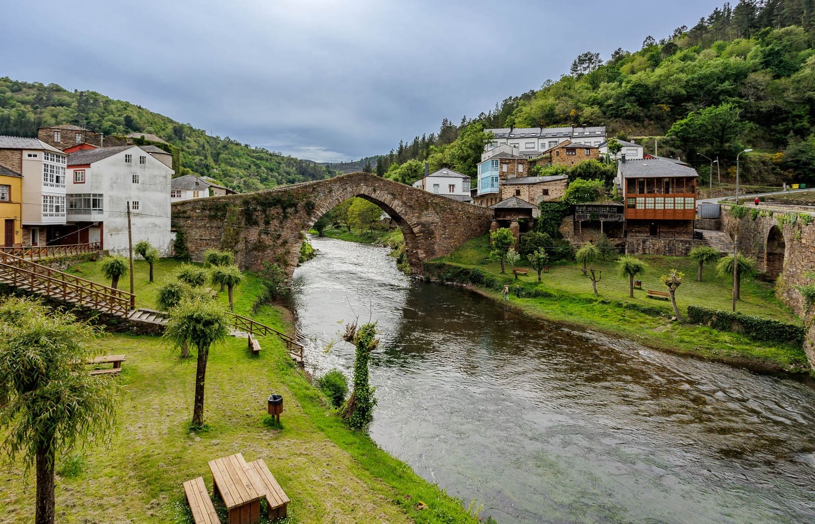 8 bedroom Business for sale in Navia de Suarna - € 299,000 (Ref: 8449590)