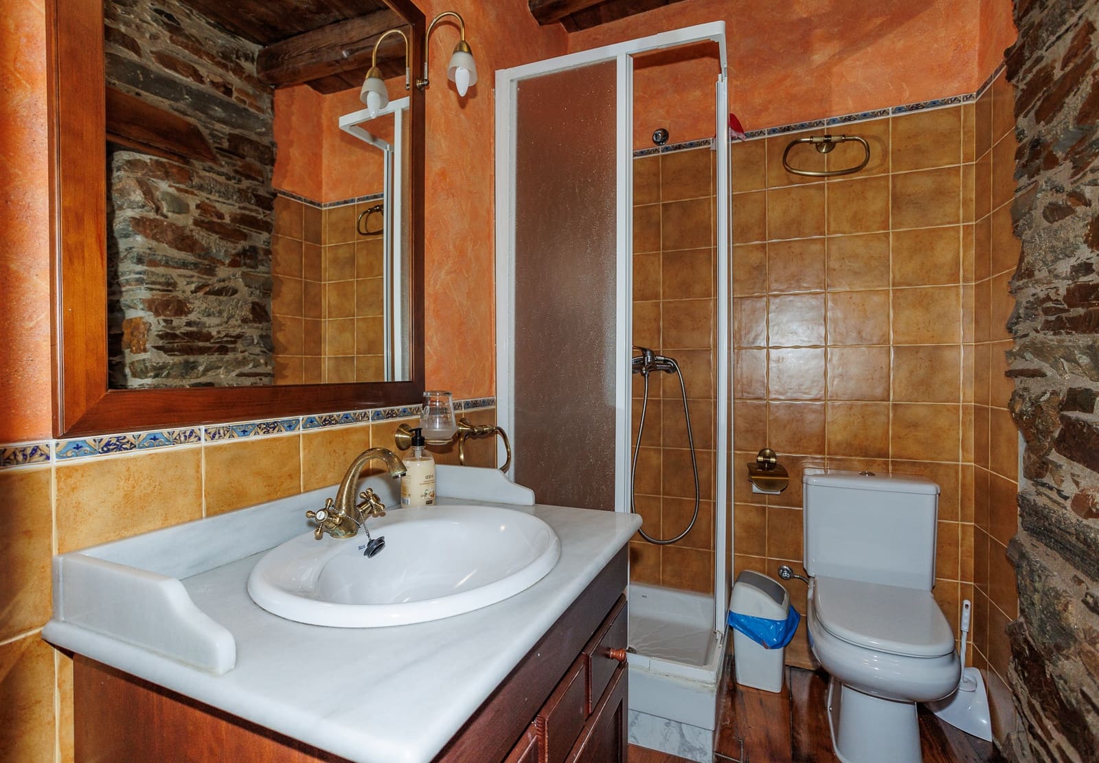 8 bedroom Business for sale in Navia de Suarna - € 299,000 (Ref: 8449590)