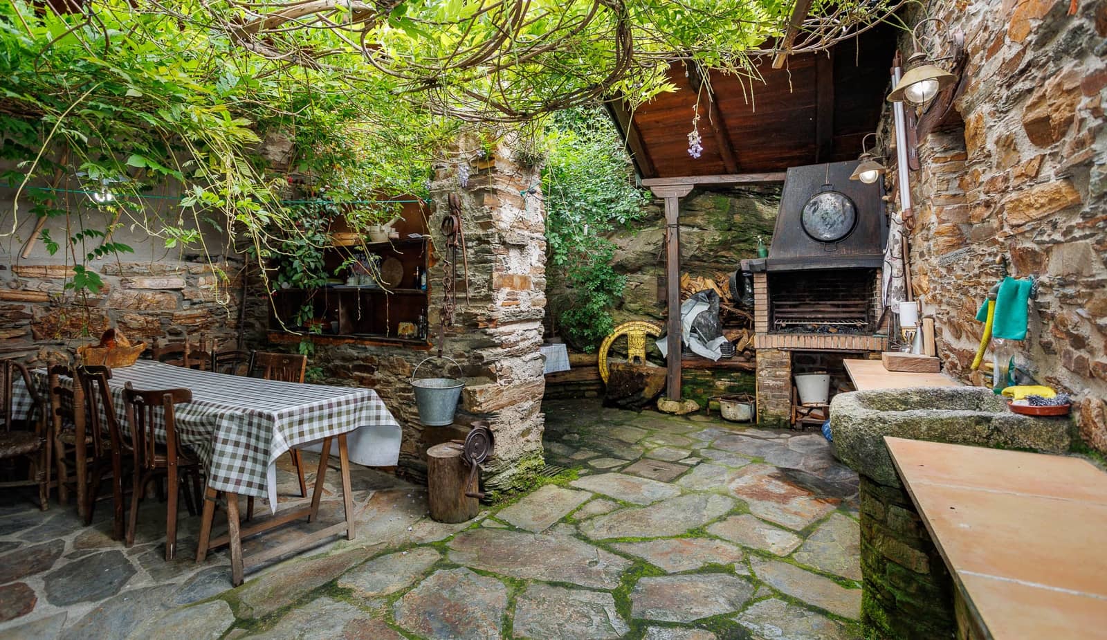 8 bedroom Business for sale in Navia de Suarna - € 299,000 (Ref: 8449590)