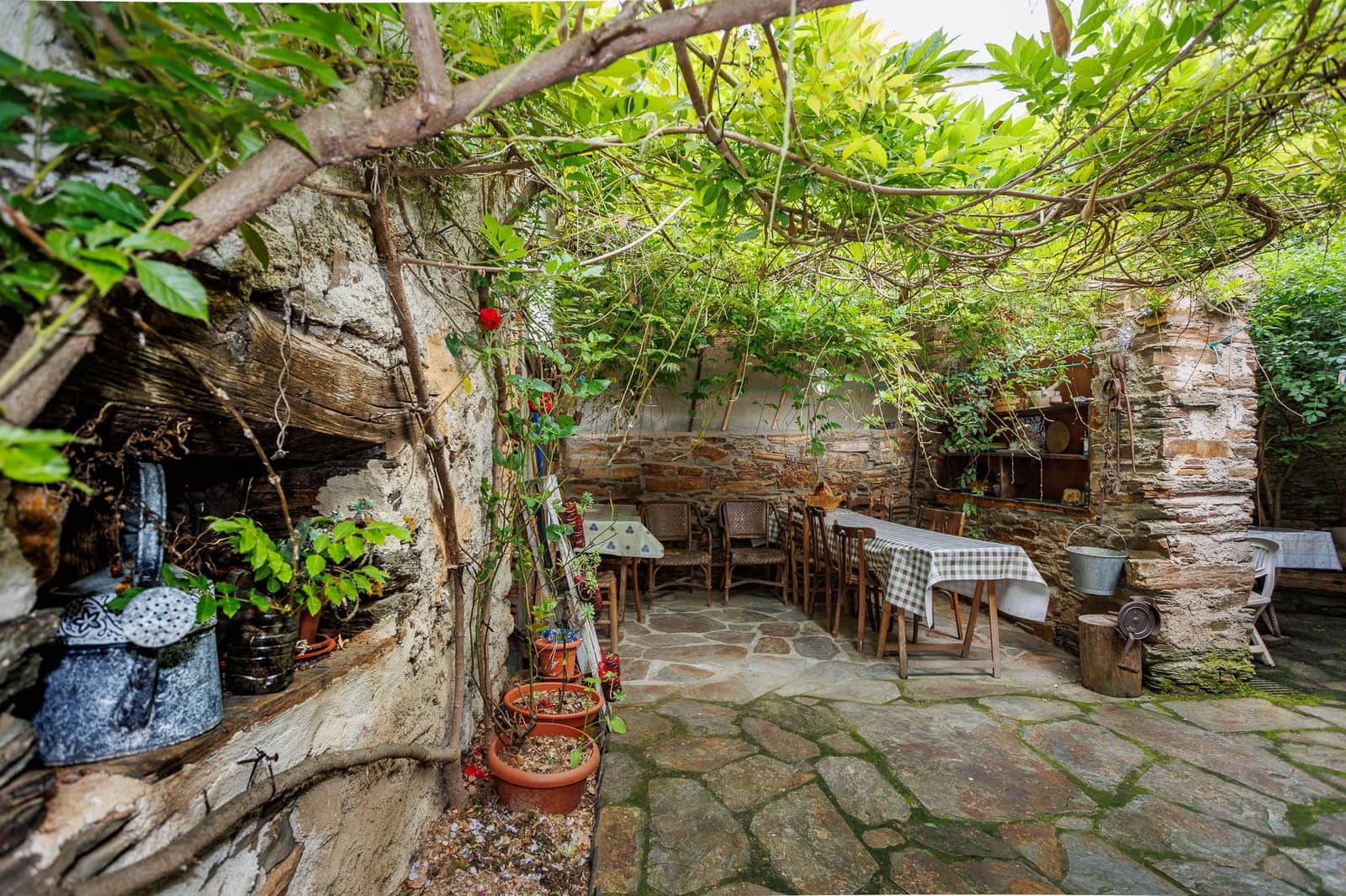 8 bedroom Business for sale in Navia de Suarna - € 299,000 (Ref: 8449590)