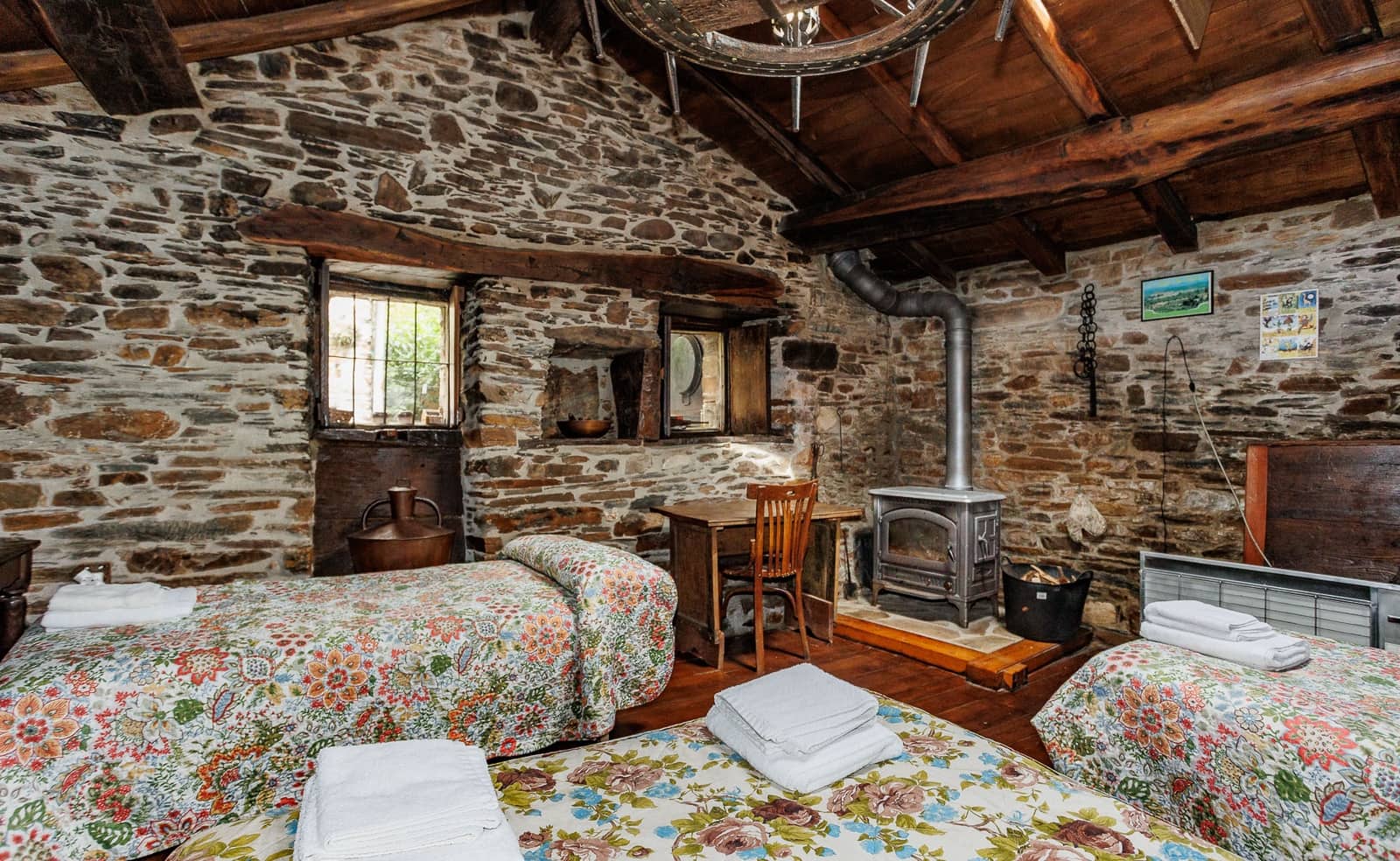 8 bedroom Business for sale in Navia de Suarna - € 299,000 (Ref: 8449590)