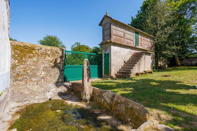 8 quarto Quinta/Casa Rural para venda em Teixeiro, Curtis com garagem - 240 000 € (Ref: 8449597)
