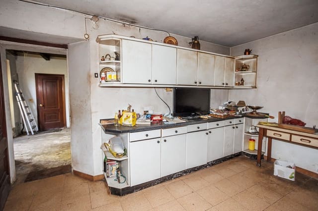 13 bedroom Finca/Country House for sale in Castro de Rei with garage - € 210,000 (Ref: 8449617)