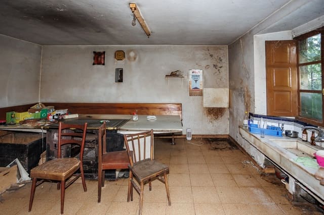 13 bedroom Finca/Country House for sale in Castro de Rei with garage - € 210,000 (Ref: 8449617)