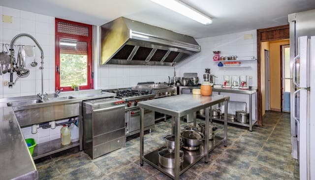 4 makuuhuone Yritys myytävänä paikassa Coles mukana uima-altaan - 390 000 € (Ref: 8781317)