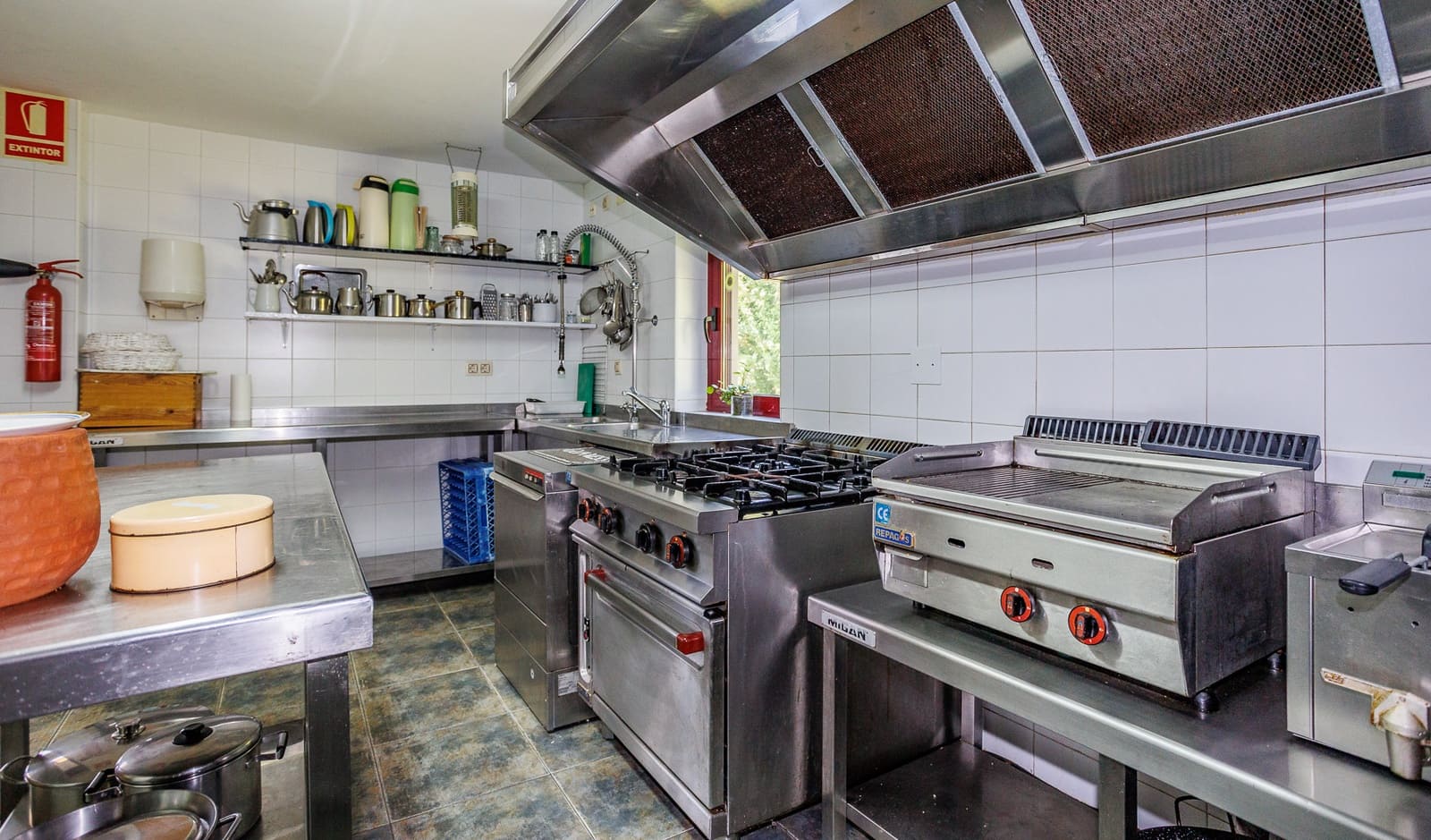 4 soveværelse Virksomhed til salg i Coles med swimmingpool - € 390.000 (Ref: 8781317)