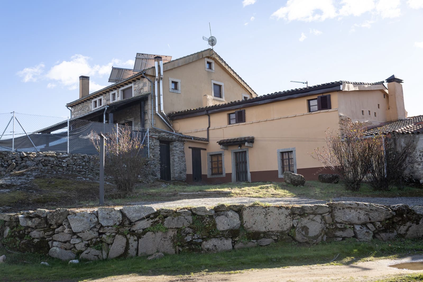 18 bedroom Business for sale in Fonfria with pool - € 350,000 (Ref: 8964350)