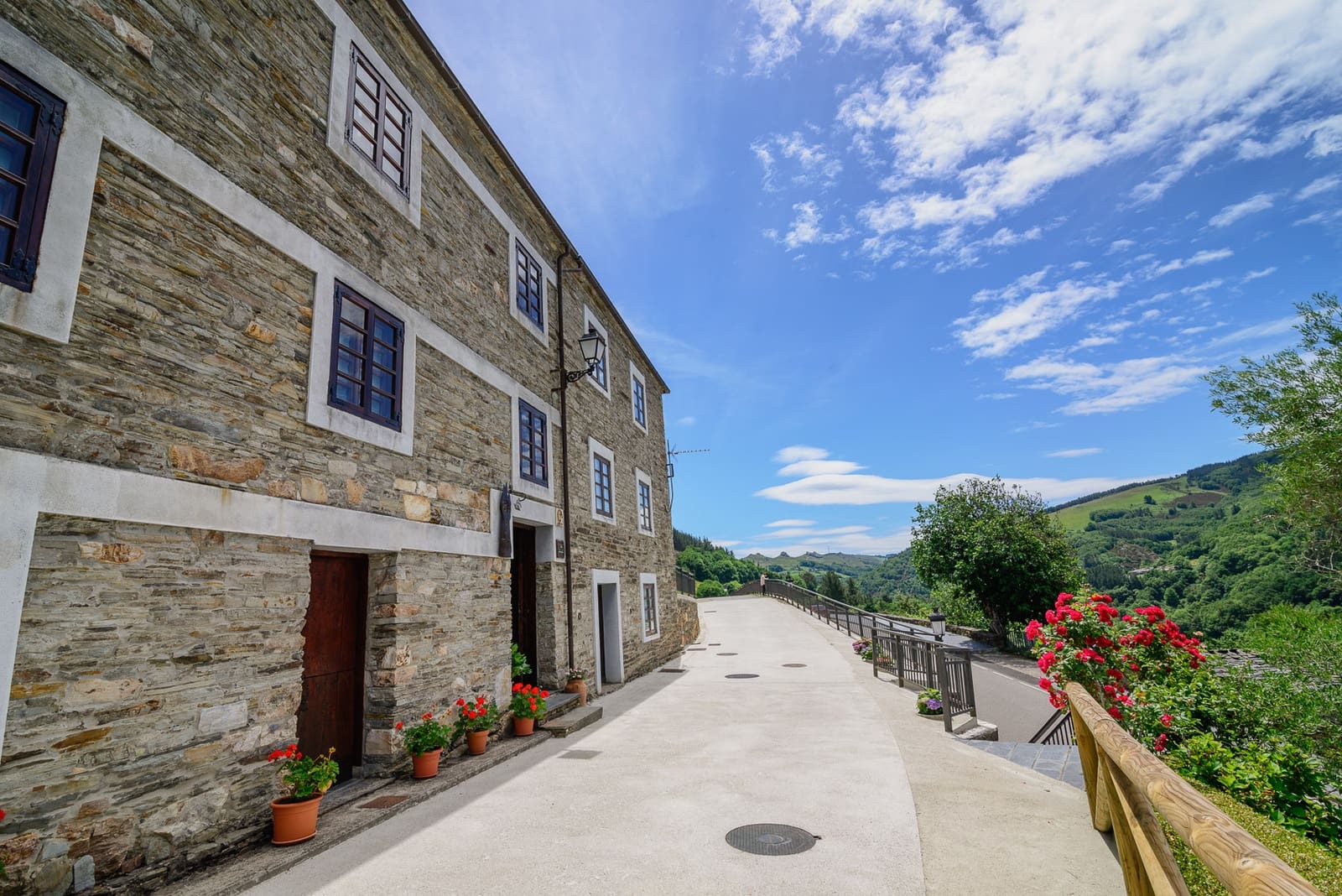 7 soveværelse Virksomhed til salg i Santa Eulalia de Oscos - € 490.000 (Ref: 8982711)