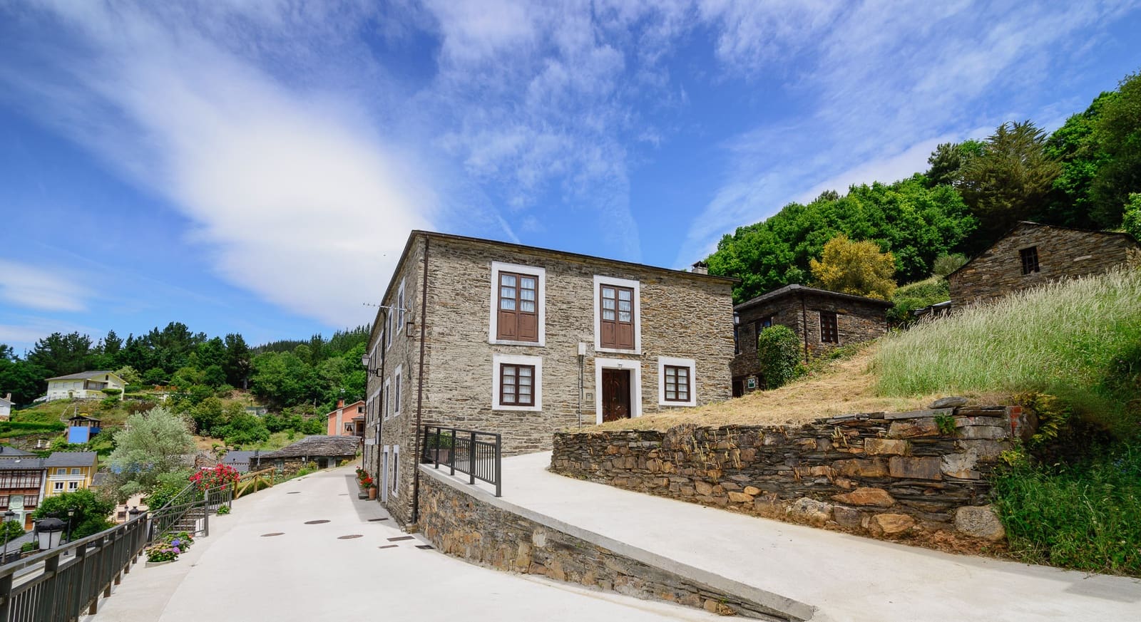 7 soveværelse Virksomhed til salg i Santa Eulalia de Oscos - € 490.000 (Ref: 8982711)