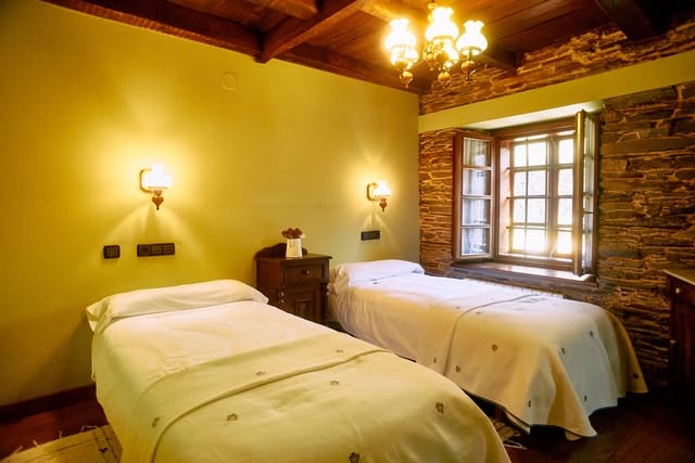 7 bedroom Business for sale in Santa Eulalia de Oscos - € 490,000 (Ref: 8982711)