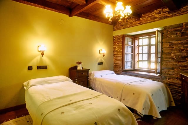 7 bedroom Business for sale in Santa Eulalia de Oscos with garage - € 490,000 (Ref: 8982711)