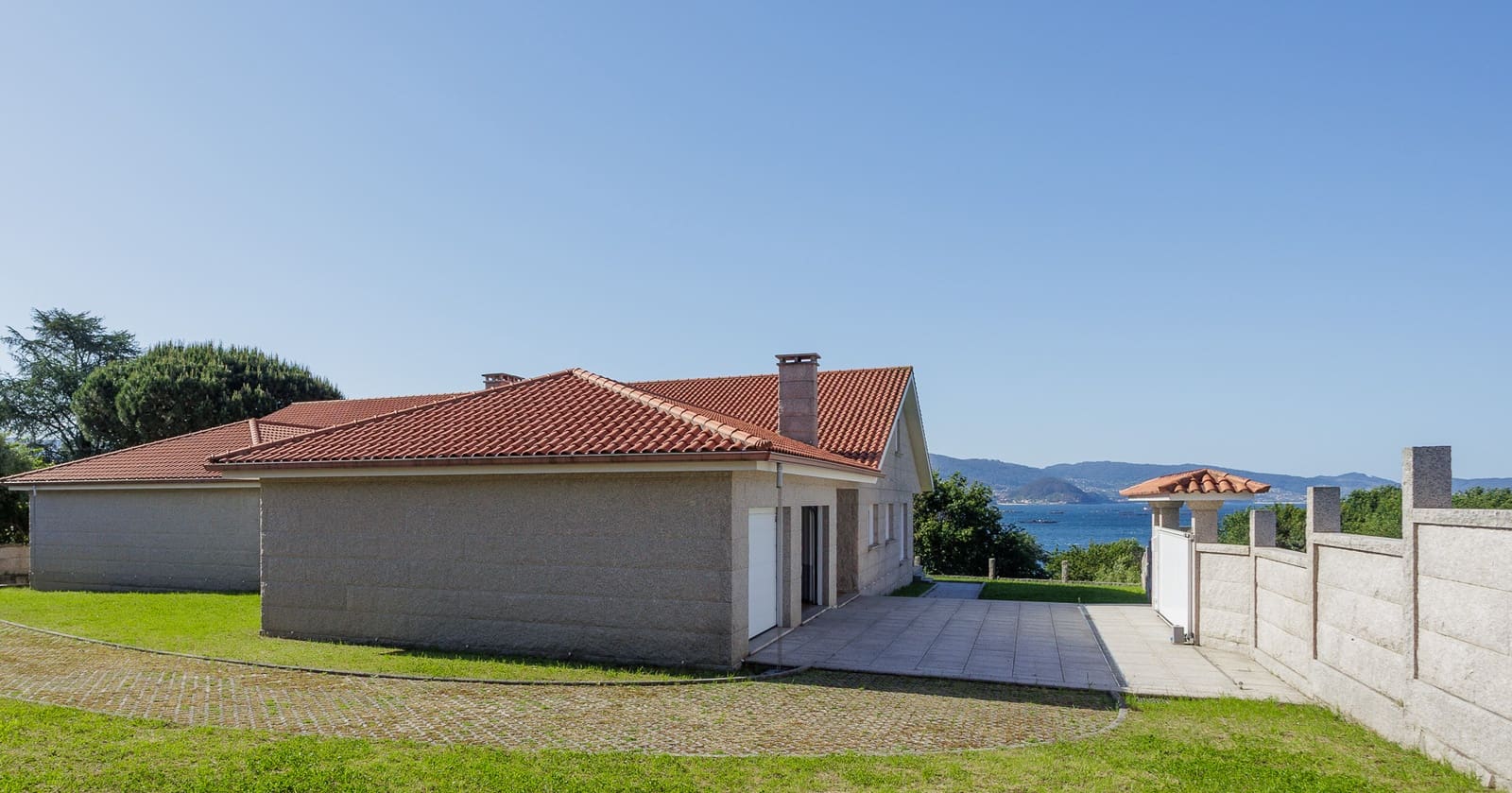 6 bedroom Finca/Country House for sale in Poio with garage - € 1,750,000 (Ref: 9019215)