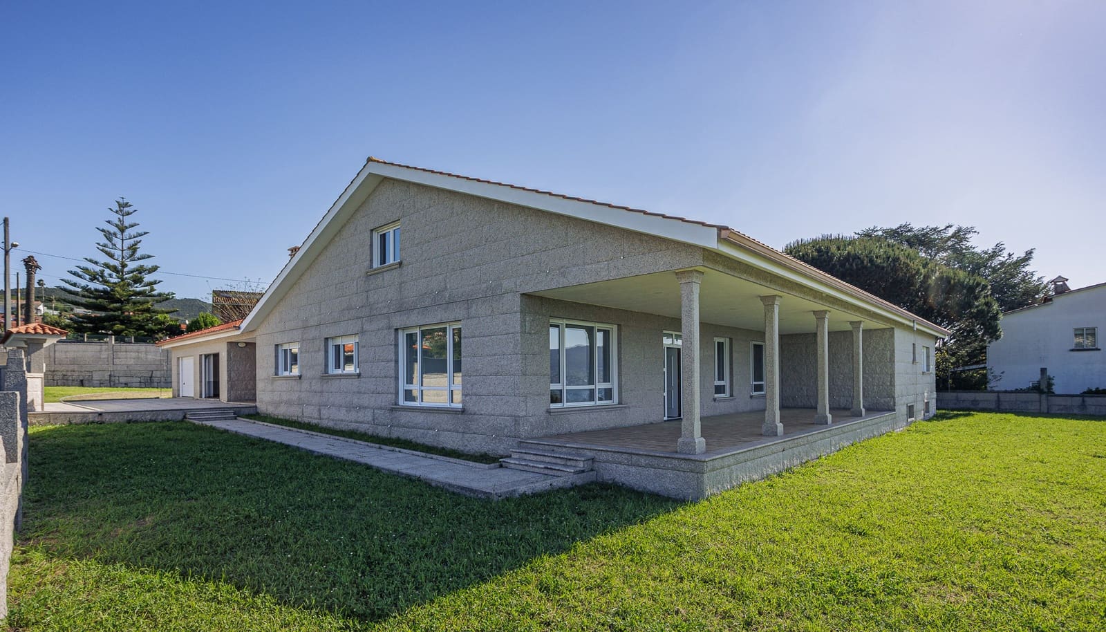 6 bedroom Finca/Country House for sale in Poio with garage - € 1,750,000 (Ref: 9019215)