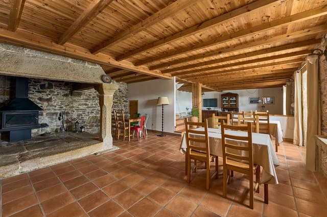 7 bedroom Business for sale in Coristanco with pool - € 500,000 (Ref: 9076871)