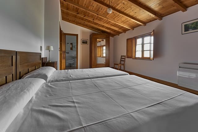 7 bedroom Business for sale in Coristanco with pool - € 500,000 (Ref: 9076871)