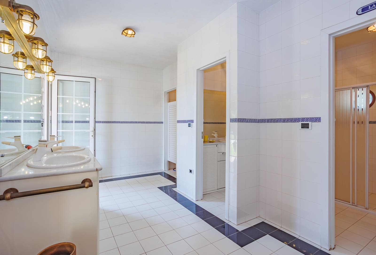 5 soveværelse Finca/Landehus til salg i Ourense by med swimmingpool - € 890.000 (Ref: 9189696)