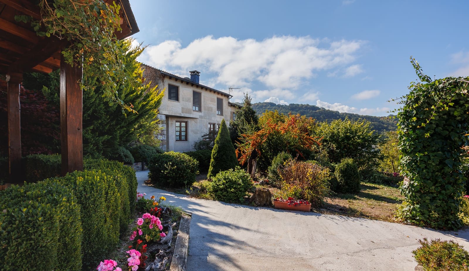 6 bedroom Business for sale in A Veiga with garage - € 540,000 (Ref: 9379421)