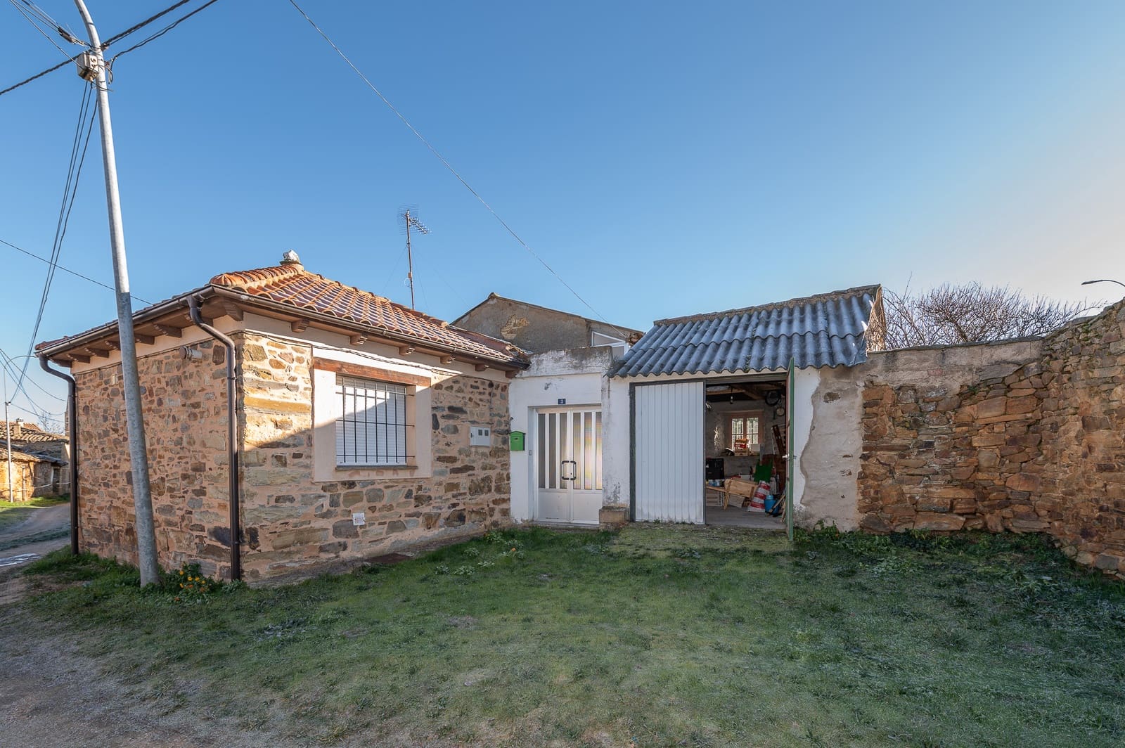 3 bedroom Finca/Country House for sale in Santa Colomba de Somoza with garage - € 69,000 (Ref: 9525054)