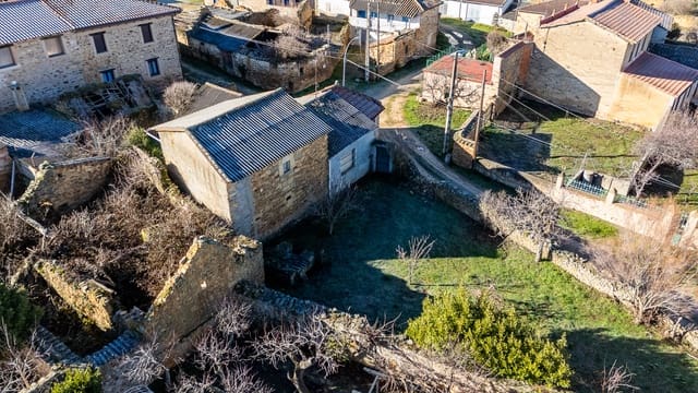 3 soveværelse Finca/Landehus til salg i Santa Colomba de Somoza med garage - € 69.000 (Ref: 9525054)