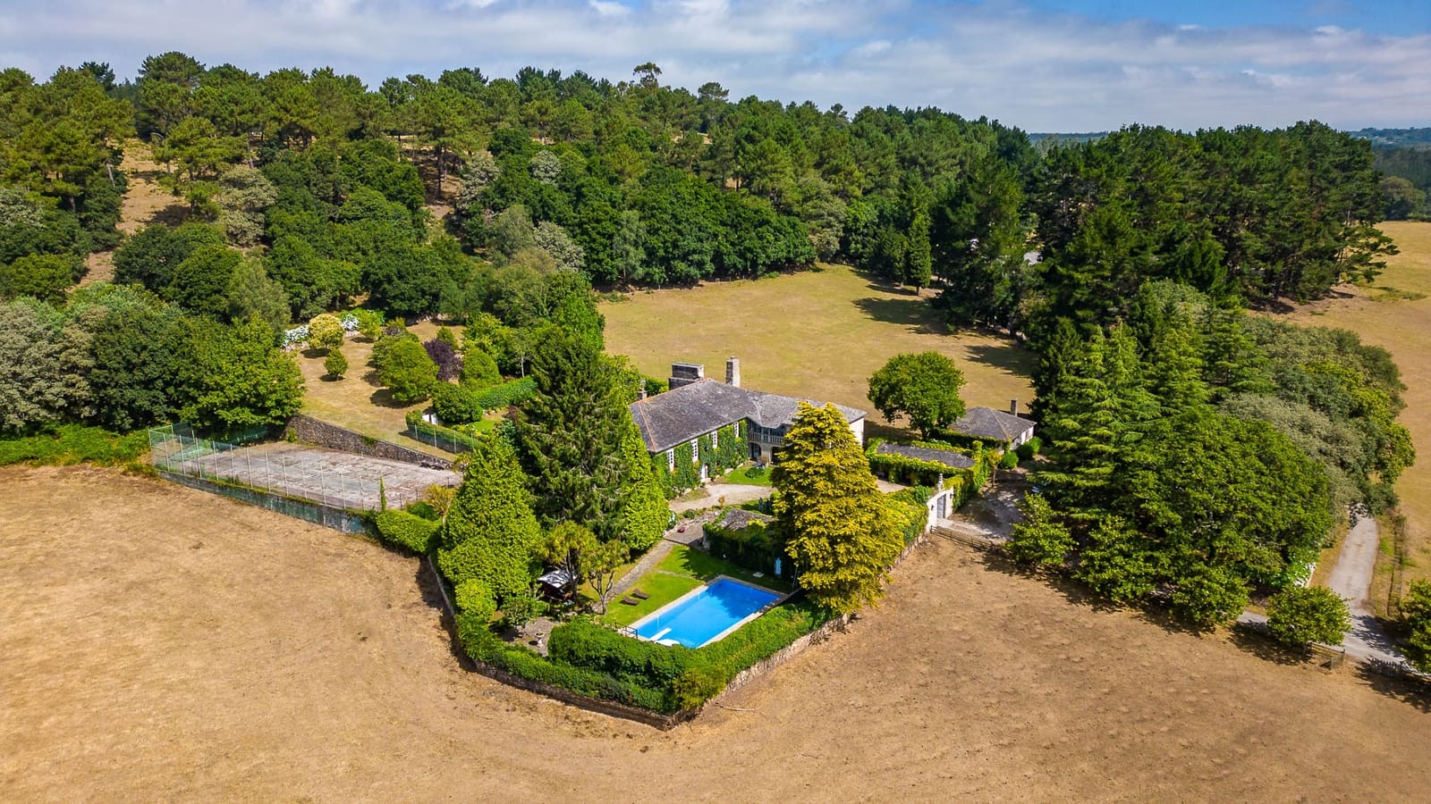 5 bedroom Finca/Country House for sale in Cospeito with pool garage - € 3,500,000 (Ref: 9627962)