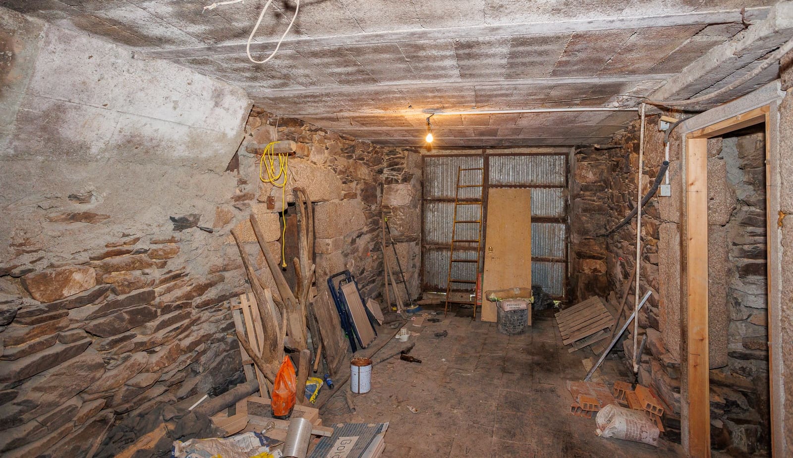 6 slaapkamer Finca/Landhuis te koop in O Corgo met garage - € 115.000 (Ref: 9650403)