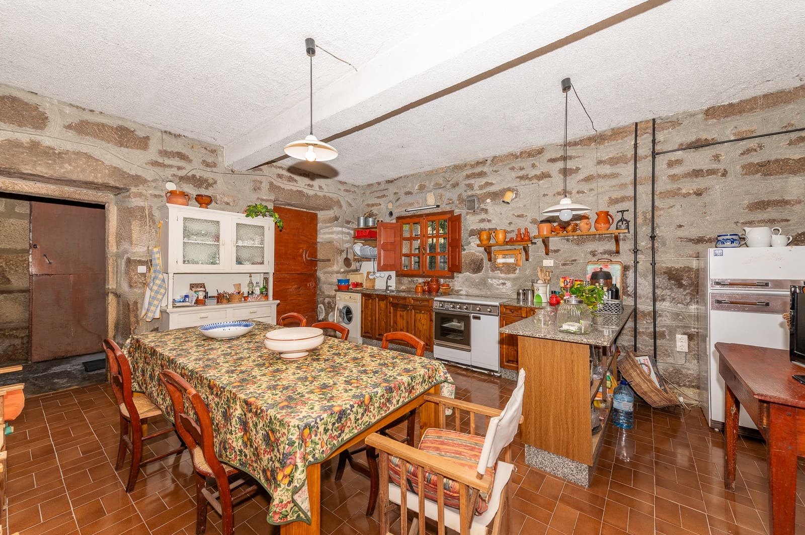 8 bedroom Finca/Country House for sale in Maside with garage - € 390,000 (Ref: 9708046)