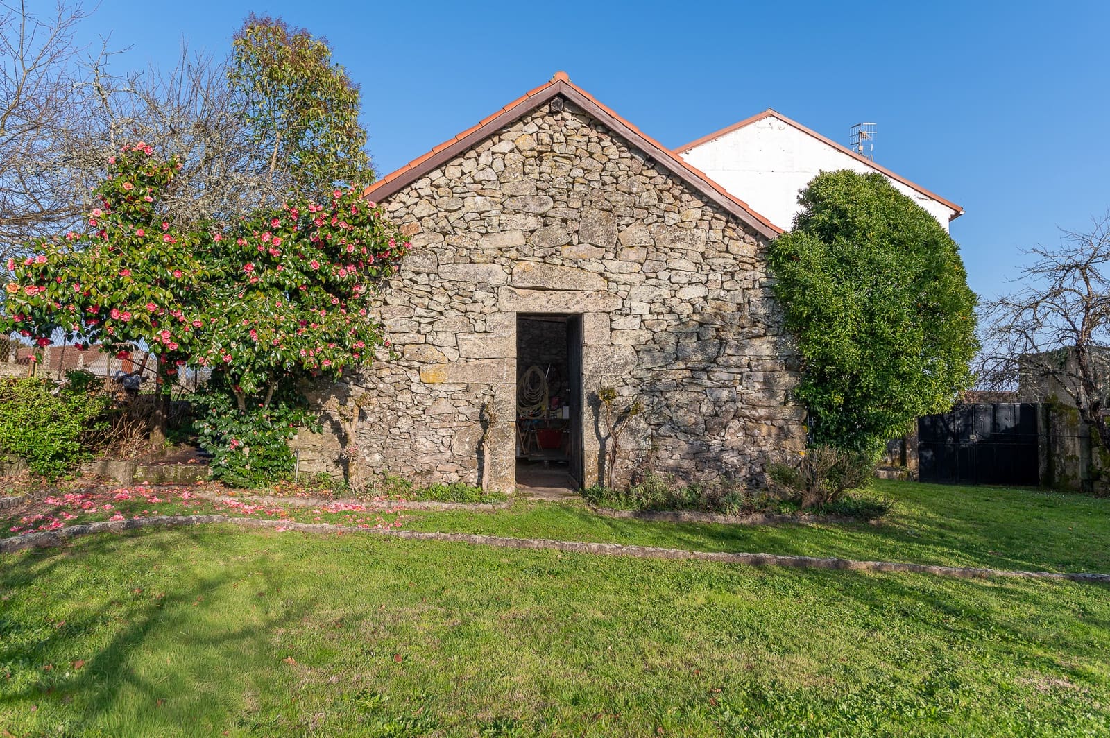 8 bedroom Finca/Country House for sale in Maside with garage - € 390,000 (Ref: 9708046)