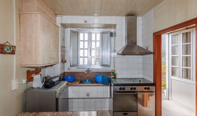 9 soveværelse Finca/Landehus til salg i Guitiriz med garage - € 250.000 (Ref: 9815000)