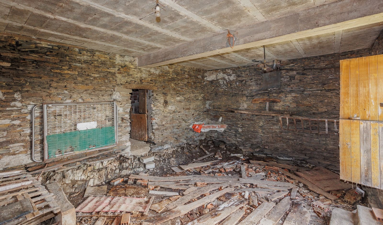 9 bedroom Finca/Country House for sale in Guitiriz with garage - € 250,000 (Ref: 9815000)