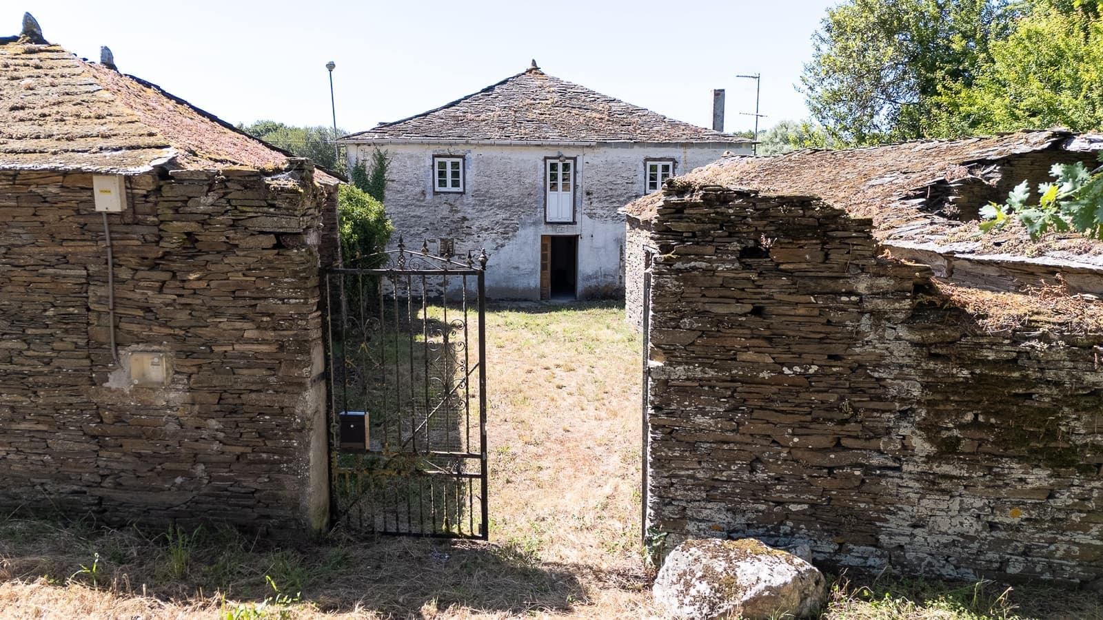 6 bedroom Finca/Country House for sale in Outeiro de Rei - € 270,000 (Ref: 9935097)