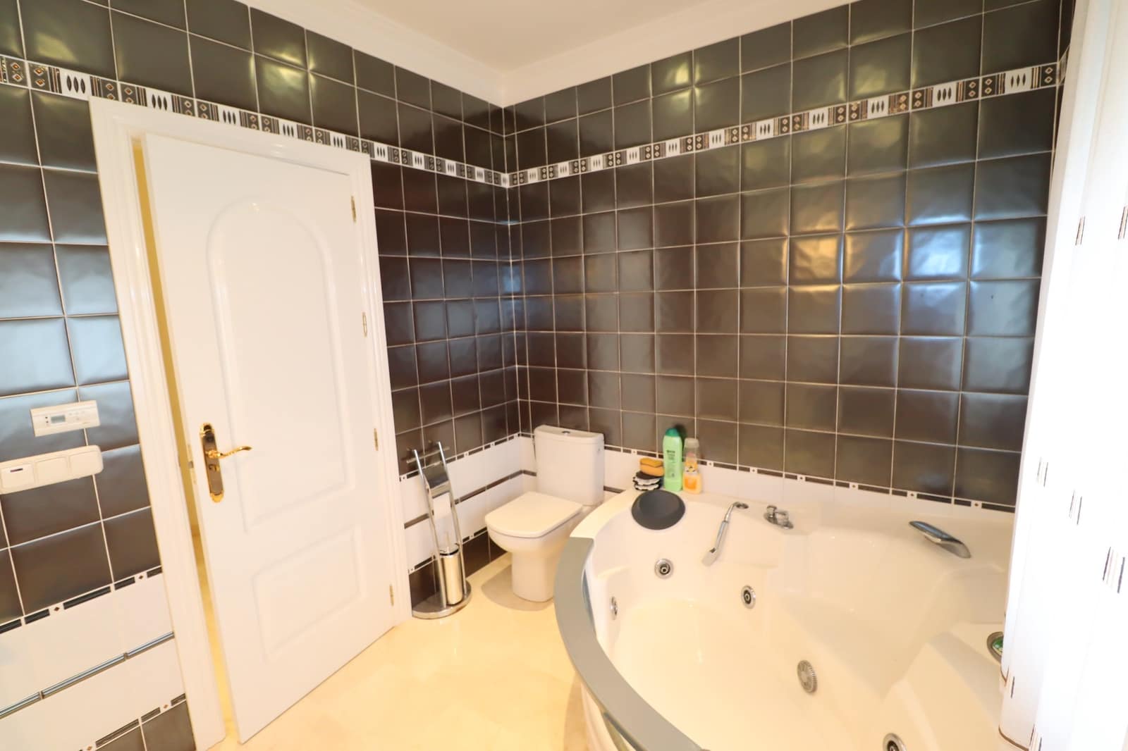 6 bedroom Villa for sale in Lorca with garage - € 290,000 (Ref: 8681330)