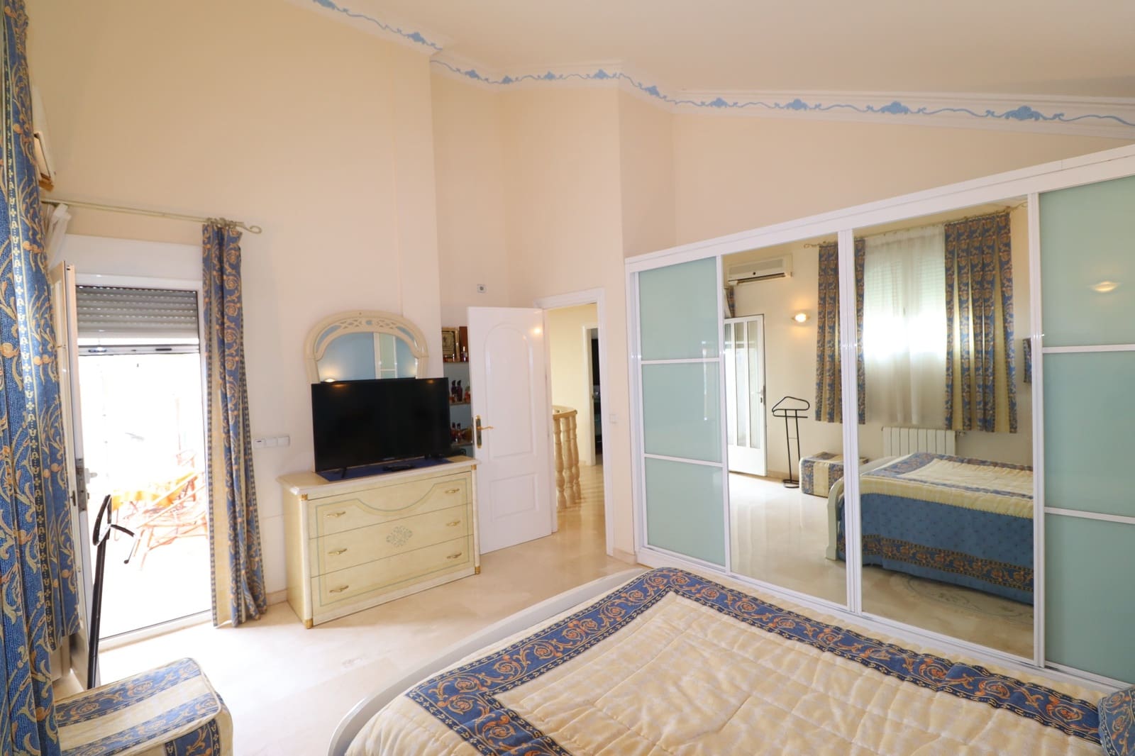 6 bedroom Villa for sale in Lorca with garage - € 290,000 (Ref: 8681330)