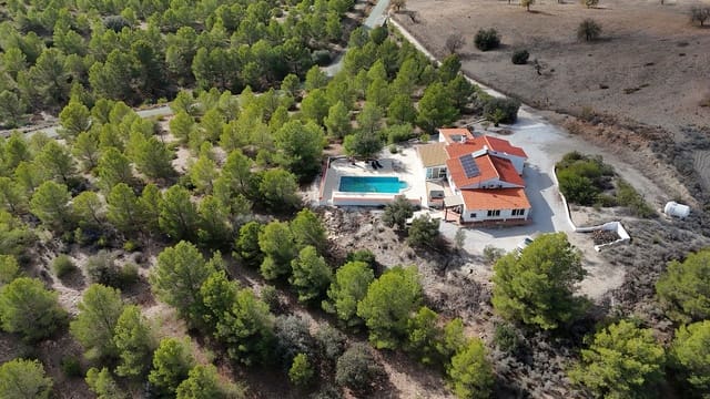 4 bedroom Villa for sale in Puerto Lumbreras with pool garage - € 325,000 (Ref: 9404575)