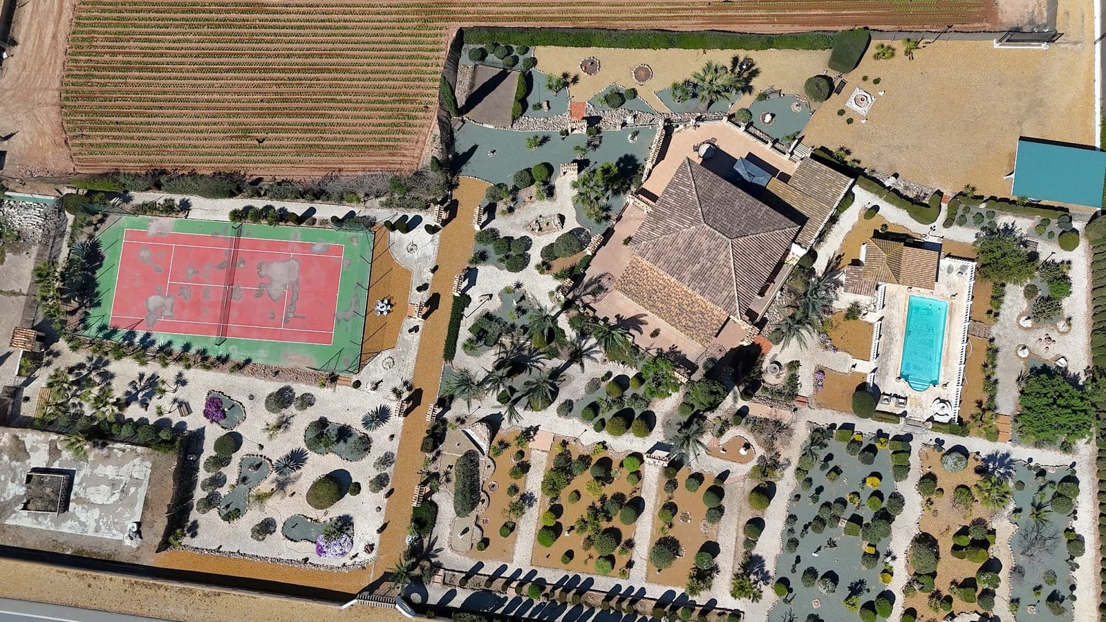 5 bedroom Villa for sale in Purias with pool garage - € 499,950 (Ref: 9713449)