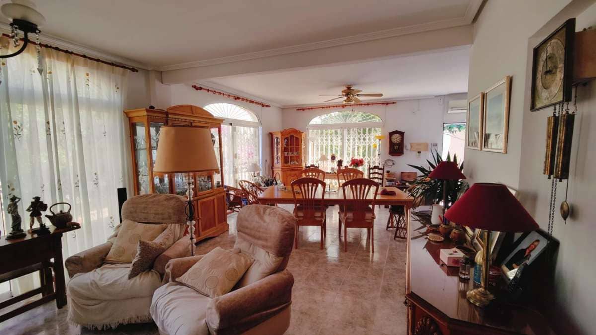 3 bedroom Villa for sale in Torrevieja - € 450,000 (Ref: 9137730)