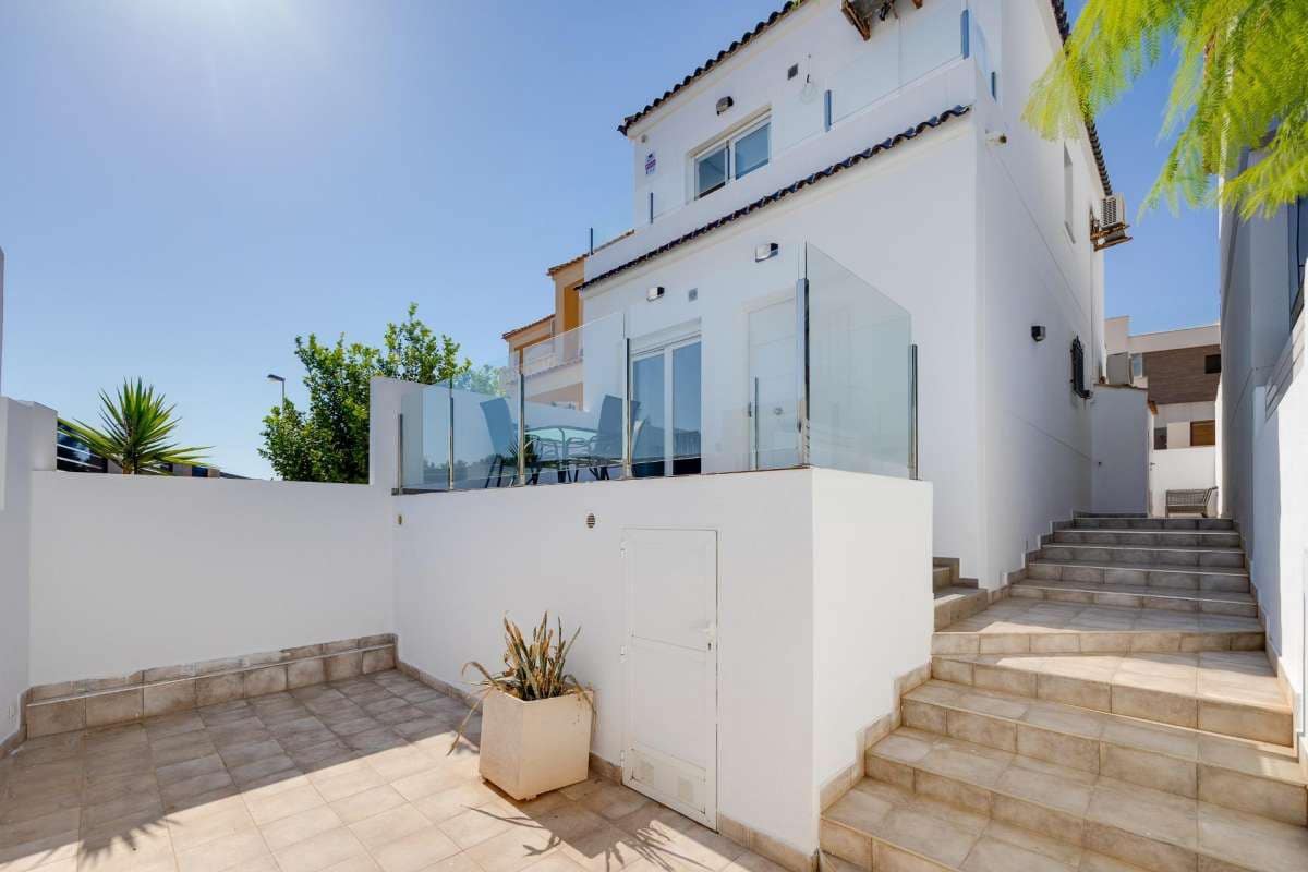 2 bedroom Villa for sale in Torrevieja - € 290,000 (Ref: 9137742)