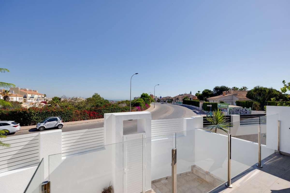 2 bedroom Villa for sale in Torrevieja - € 290,000 (Ref: 9137742)