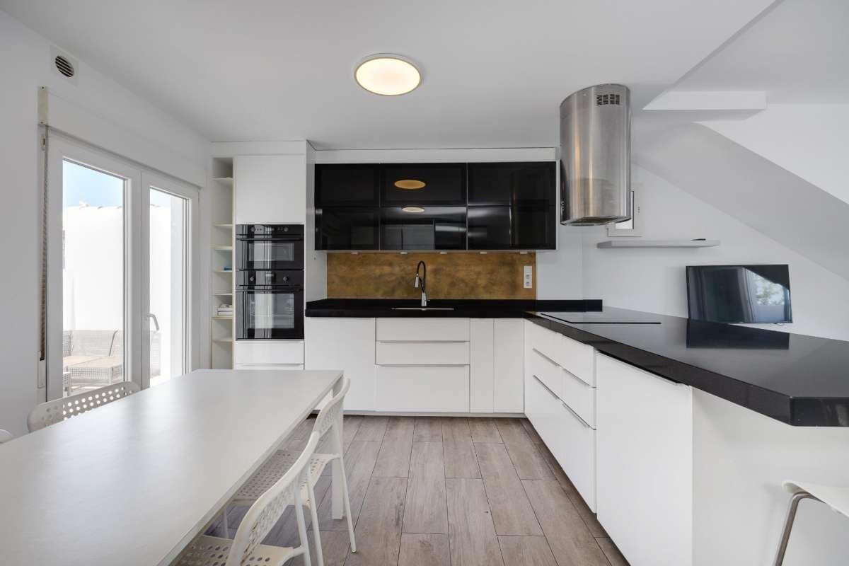 2 bedroom Villa for sale in Torrevieja - € 290,000 (Ref: 9137742)