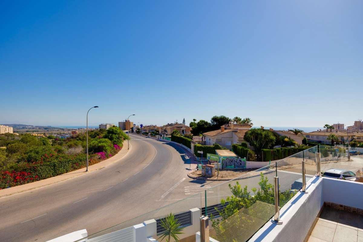 2 bedroom Villa for sale in Torrevieja - € 290,000 (Ref: 9137742)