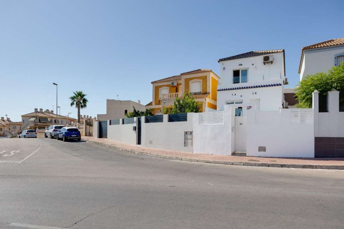 2 bedroom Villa for sale in Torrevieja - € 290,000 (Ref: 9137742)
