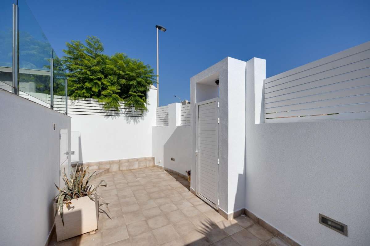 2 bedroom Villa for sale in Torrevieja - € 290,000 (Ref: 9137742)