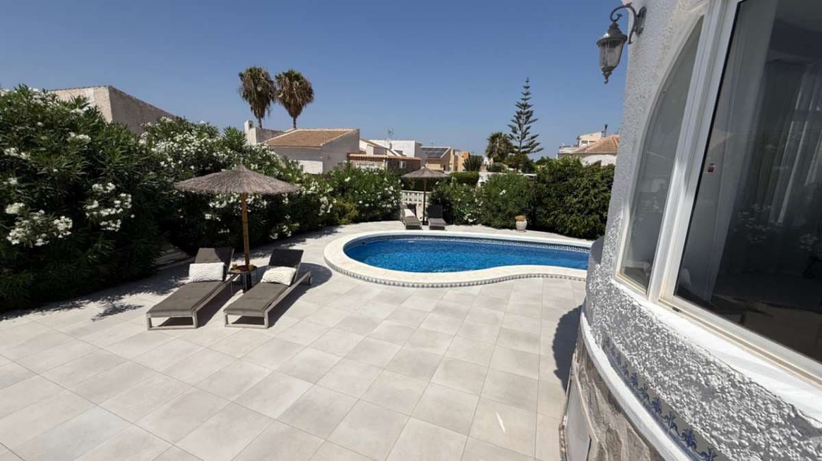 3 bedroom Villa for sale in Torrevieja - € 645,000 (Ref: 9144741)