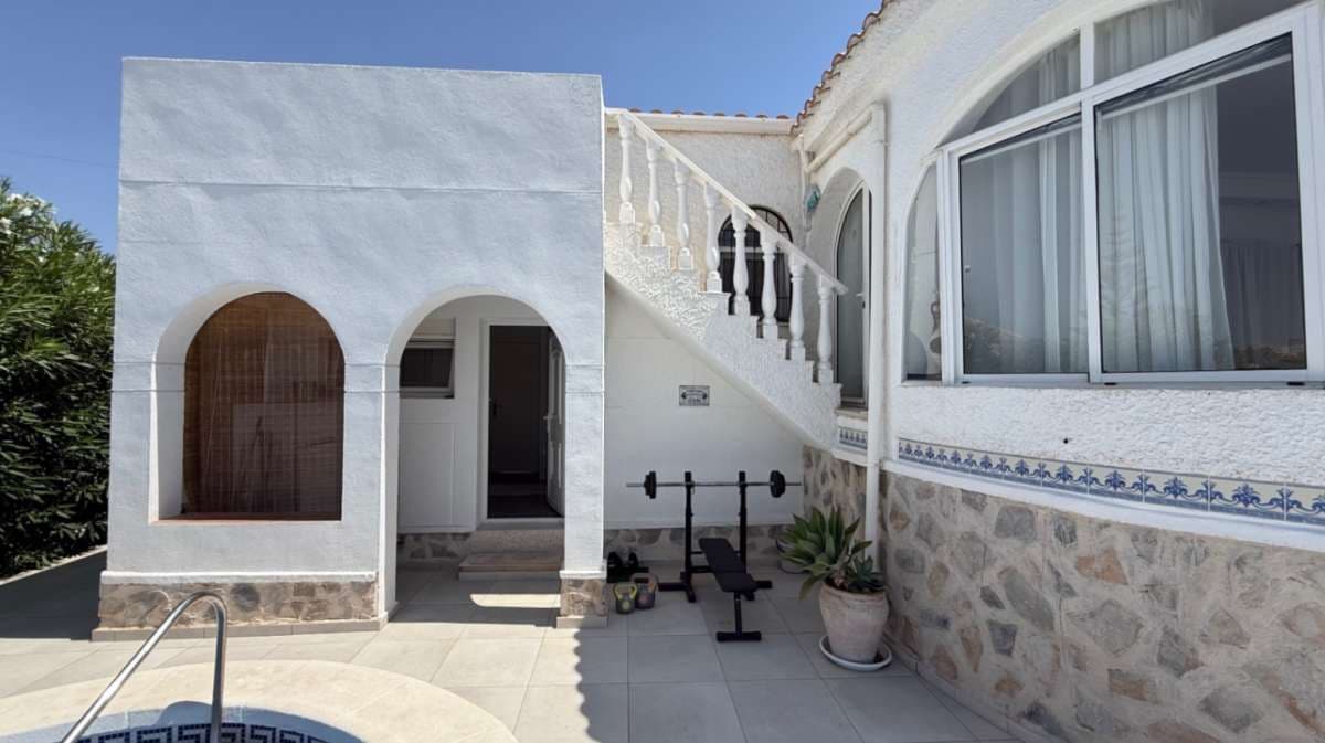 3 bedroom Villa for sale in Torrevieja - € 645,000 (Ref: 9144741)