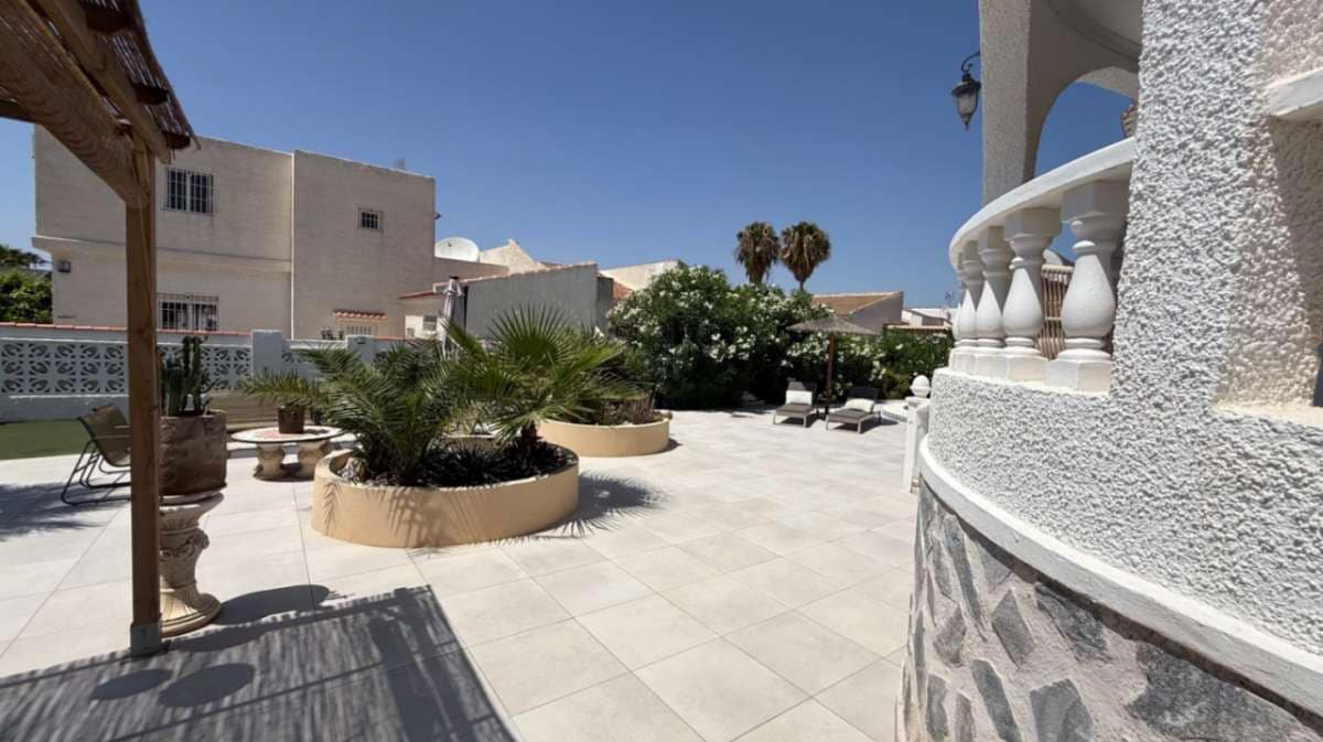 3 bedroom Villa for sale in Torrevieja - € 645,000 (Ref: 9144741)