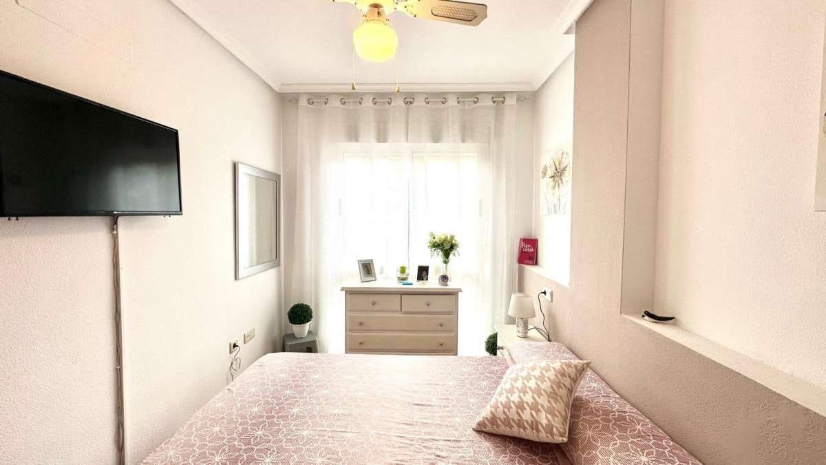 2 bedroom Apartment for sale in Torrevieja - € 165,000 (Ref: 9283588)