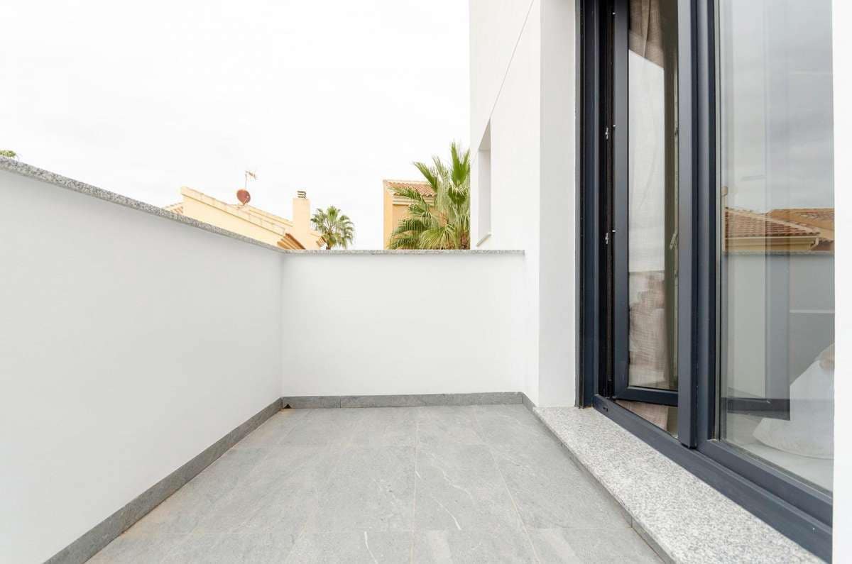 3 bedroom Villa for sale in Torrevieja - € 409,000 (Ref: 9283778)