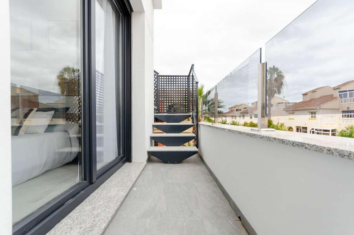 3 bedroom Villa for sale in Torrevieja - € 409,000 (Ref: 9283778)