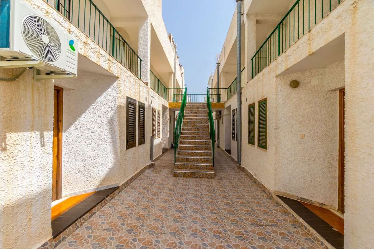 2 bedroom Apartment for sale in Torrevieja - € 123,500 (Ref: 9389997)