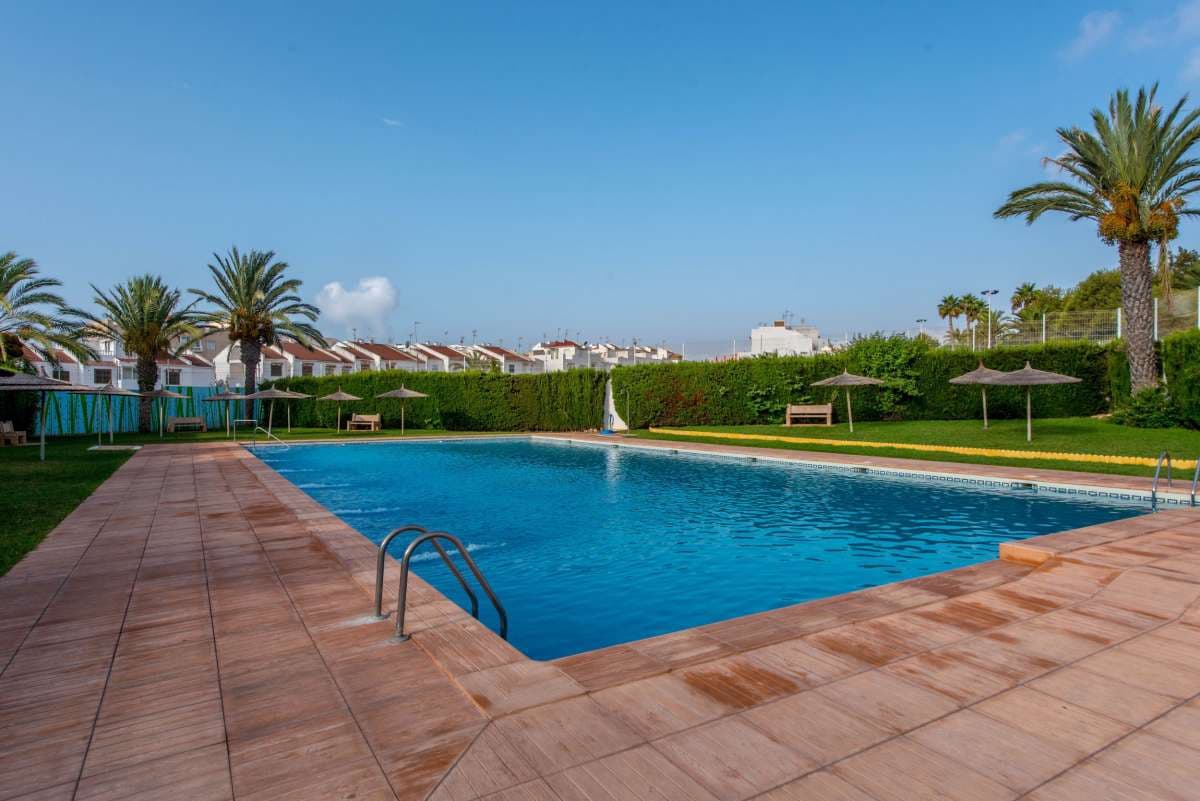 2 bedroom Apartment for sale in Torrevieja - € 123,500 (Ref: 9389997)